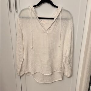 XiRENA white V-Neck Top with hood